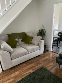 CONTRACTORS OR FAMILY HOUSE M1 Nottingham - IKEA RETAIL PARK - SWINDON CLOSE - 2 Bed Home with Driveway, private garden, sleeps 4 - TV'S in all rooms - - 1