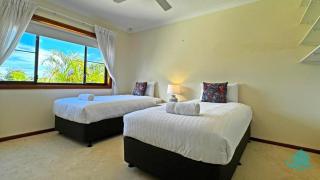 Village Bay Lake house family Lake House with Spa - 1