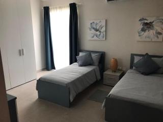 Spacious 3 bedroom central located with sea views - 4