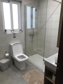 Spacious 3 bedroom central located with sea views - 8