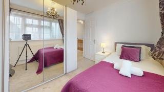 Charming 5 bedroom house in Grays - 1