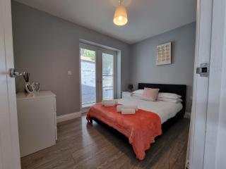 Stylish 2 bedroom apartment with parking - Bedford - 5