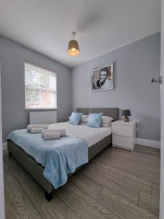 Stylish 2 bedroom apartment with parking - Bedford - 2