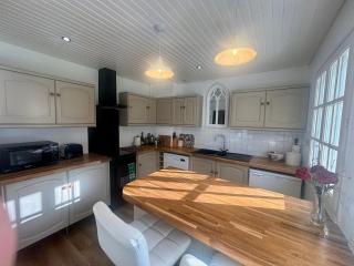 Fontaine Blanche River View, Large Patio & Garden in Central Brittany with Starlink WiFi - Treffrin - 2