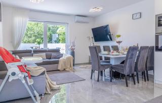 4 Bedroom Lovely Home In Liznjan - 4