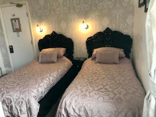 Norman Guest House with Free Parking - Whitby - 6