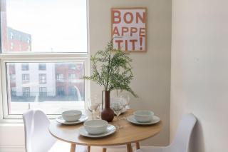 Modern 2 Bedroom Flat Near Leeds Centre with Free Parking, Ideal for Contractors & Long Stays - NordStay - Hunslet - 3