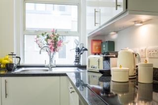 Picton 2BR Apartment - Prime Location & Comfort - London - 1