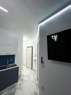 Suite 101 - 4