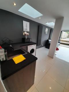 Contemporary and Spacious home - Cardiff - 0