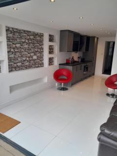 Contemporary and Spacious home - Cardiff - 3