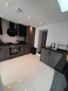 Contemporary and Spacious home - Cardiff - 1
