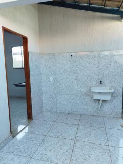 Casa kitnet Próx da Rodoviária c/ suite e ar condicionado entrada individual . Geladeira e cozinha básica. Garagem pra carro. - 1