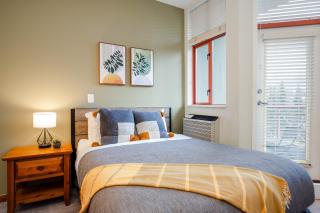 Studio in Alpenglow Lodge, Private Balcony with Mountain Views, Gym, Epic Location - 9