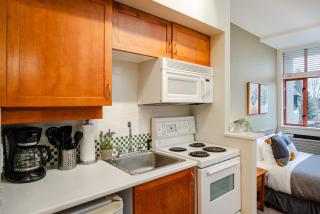 Studio in Alpenglow Lodge, Private Balcony with Mountain Views, Gym, Epic Location - 6