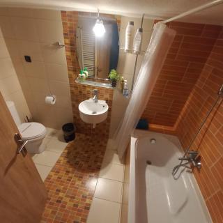 Central 3 Modern Apartment with FREE parking - 8