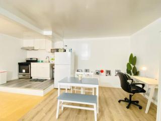 Studio Modern Black and White - 6