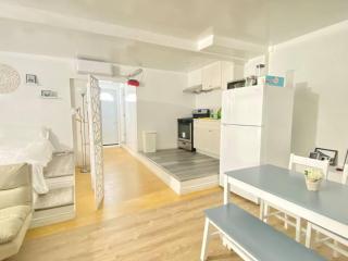 Studio Modern Black and White - 5