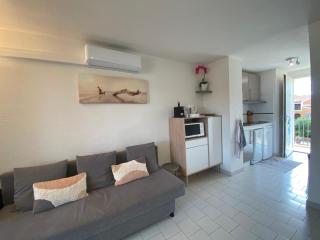 2 bedrooms, 15 min walk to beach, AC, pool & fiber internet in a quiet, private gated domain 5kms to St Tropez - 3