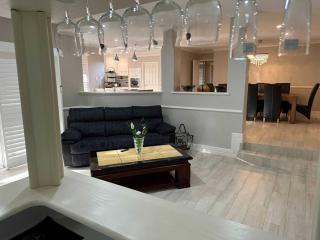 Spacious bright home close to shops and cafe's - 1