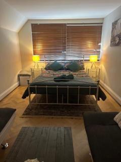lush bedroom in loving home - Purley - 8