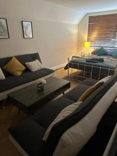 lush bedroom in loving home - Purley - 7