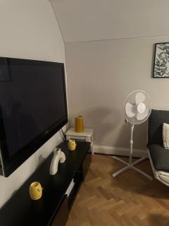 lush bedroom in loving home - Purley - 6