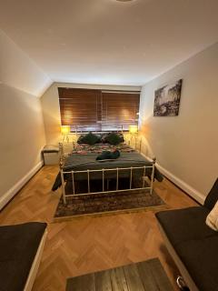 lush bedroom in loving home - Purley - 5
