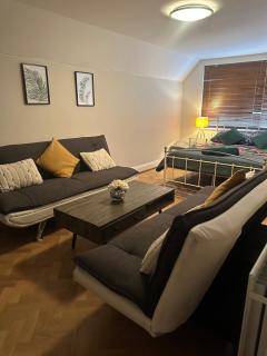 lush bedroom in loving home - Purley - 3