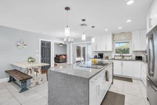 Salt Water Heated Pool Home with a Tiki Bar, a Garage Game Room and 4 Bikes - Naples - 1