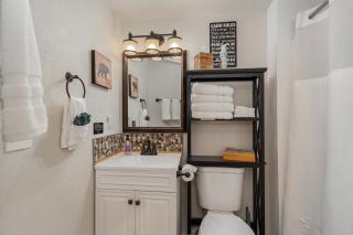 Bear’s Den Hideaway with Hot Tub - 1