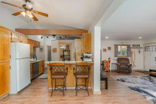 Bear’s Den Hideaway with Hot Tub - Ashford - 4