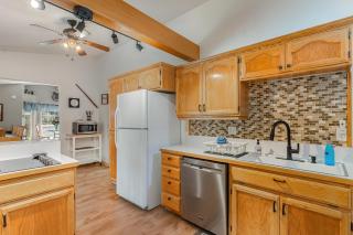 Bear’s Den Hideaway with Hot Tub - 2