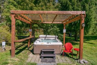 Bear’s Den Hideaway with Hot Tub - Ashford - 9