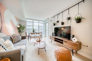 Stylish Downtown Toronto Suite with Free Parking - 5