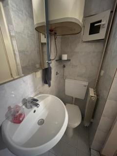 Аппарат рядом с Храмом Святого Саввы - Belgrado - 1