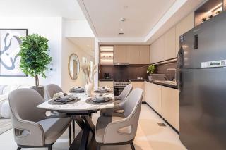 Stunning 3 BR Apartment Facing Burj - Dubai - 8