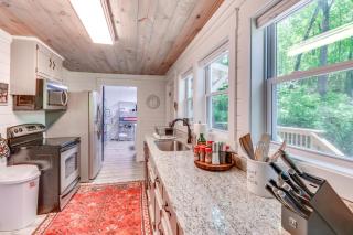 Mountain Escape with Gas Grill Near Lake Burton! - 1