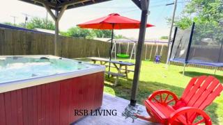 Stunning 4BR 2BA Hot Tub Cozy Holiday Home in Plano - Plano - 0