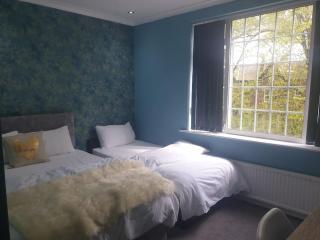 An Exclusive Room in a Hotel, Free Parking, Resturant, Bar and More - Roundhay - 5