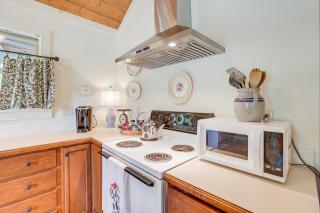 Charming Lawley Cottage Deck, Fire Pit and Yard! -  - 1