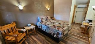 Nine Pines Motel - Pinetop-Lakeside - 1