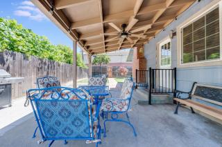 Charming 2-Bedroom Home With Private Office and Backyard - Rancho Cordova - 5
