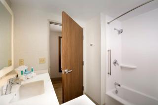 Holiday Inn Express & Suites by IHG Altoona by IHG - Altoona - 1