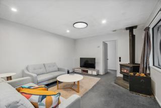 Lake Stroll Charm - Wanaka Holiday Home - 6