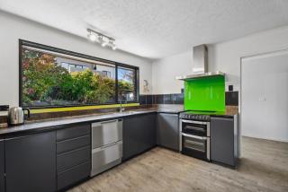 Lake Stroll Charm - Wanaka Holiday Home - 3