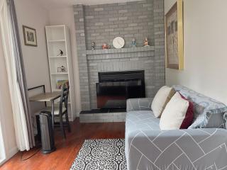 Lily room near golf and banff costco newly renovated queen size bed Single bathroom sofa TV - Calgary - 7