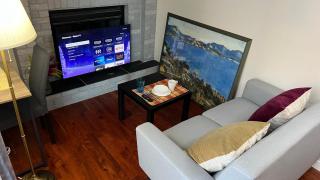 Lily room near golf and banff costco newly renovated queen size bed Single bathroom sofa TV - Calgary - 8