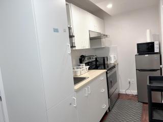 Lily room near golf and banff costco newly renovated queen size bed Single bathroom sofa TV - Calgary - 9