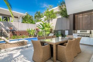 KoKo's Beach House 4 - 0